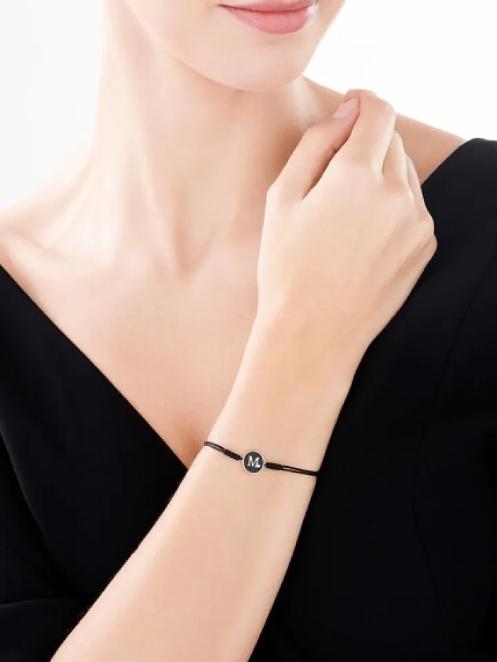 Bransoletka z elementami żółtego złota, diamentem i onyksem - litera M - próba 375