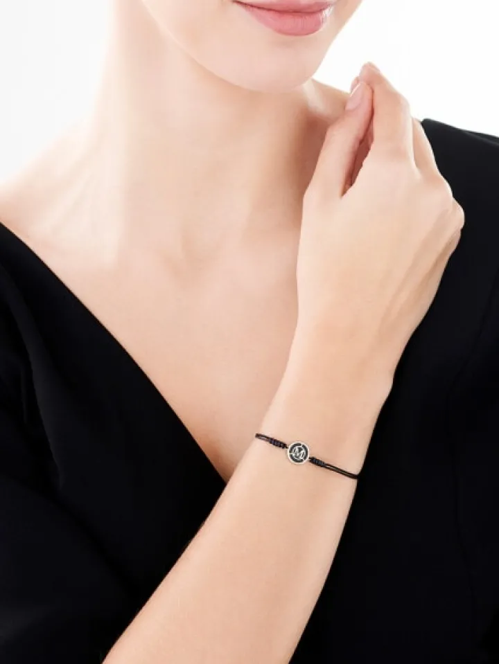 Bransoletka z elementami żółtego złota, diamentem i onyksem - litera M - próba 375