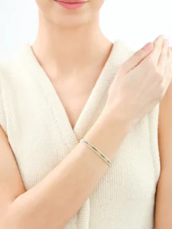 Bransoletka z elementami z mosiądzu pozłacanego i szklanymi koralikami