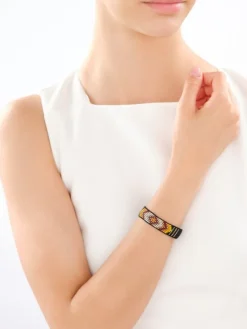 Bransoletka z elementami z żółtego złota i koralikami