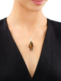 Broszka - zawieszka srebrna z bursztynem - liść