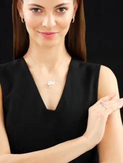 Broszka - zawieszka z białego złota z brylantami i szafirem - ptak - próba 750