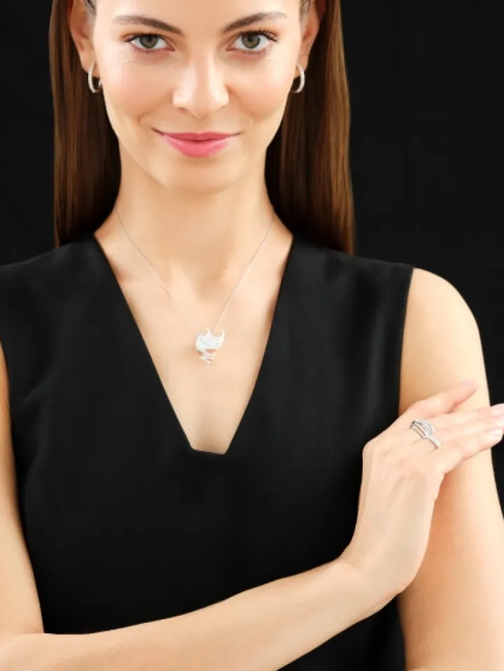 Broszka - zawieszka z białego złota z brylantami i szafirem - ptak - próba 750