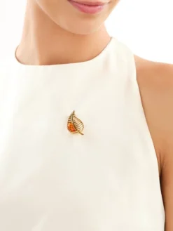 Broszka srebrna z bursztynem - liść