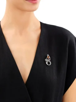 Broszka srebrna z bursztynem