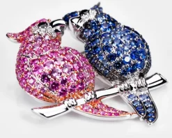 Broszka z białego i różowego złota z brylantami i szafirami - papugi - próba 750