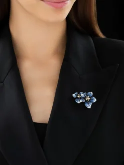 Broszka z białego i żółtego złota z brylantami i szafirami cejlońskimi - kwiaty - próba 750