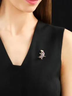 Broszka z żółtego złota z czarnym brylantem, kamieniami szlachetnymi i ozdobnymi - papuga - próba 585