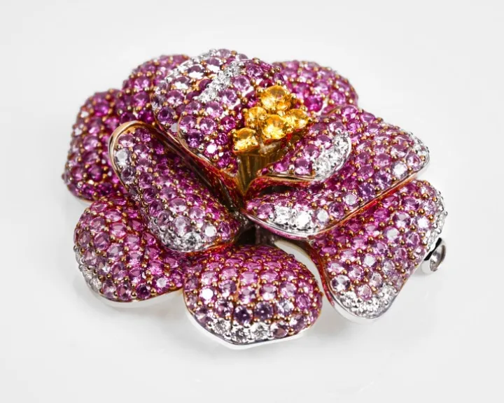 Broszka-zawieszka z białego, różowego i żółtego złota z brylantami i szafirami kolorowymi - kwiat - próba 750