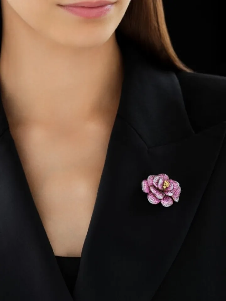 Broszka-zawieszka z białego, różowego i żółtego złota z brylantami i szafirami kolorowymi - kwiat - próba 750