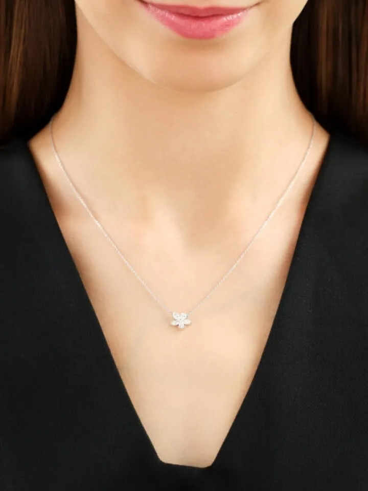 Naszyjnik z białego złota diamentami - kwiat - 0,57 ct - próba 585