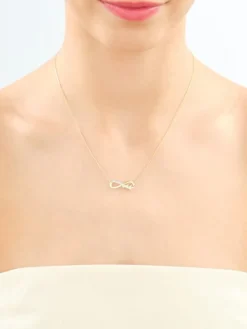 Naszyjnik z żółtego złota z diamentami - nieskończoność, litera M - 0,01 ct - próba 375