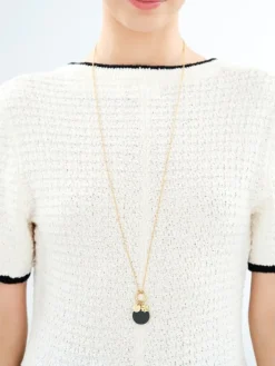 Naszyjnik ze stali szlachetnej z cyrkoniami, kryształami i detalem z masy żywicznej - koniczyna, litera K