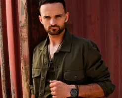 Naszyjnik ze stali szlachetnej z drewnem - krzyż