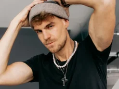 Naszyjnik ze stali szlachetnej - krzyż