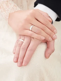 Obrączki Ślubne Apart.  Białe złoto rodowane. Wzór 4/134