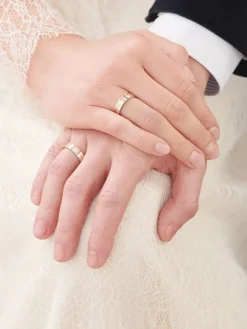 Obrączki Ślubne Apart.  Żółte i białe złoto rodowane. Wzór 4/458