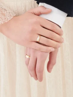 Obrączki Ślubne Apart.  Żółte i białe złoto rodowane. Wzór 4/442