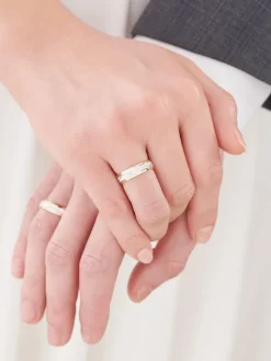 Obrączki Ślubne Apart.  Żółte i białe złoto rodowane. Wzór 416