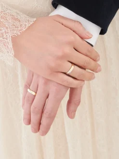 Obrączki Ślubne Apart.  Żółte i białe złoto rodowane. Wzór 447