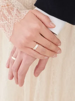 Obrączki Ślubne Apart.  Żółte i białe złoto rodowane. Wzór 4/459