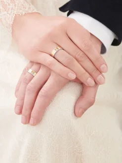 Obrączki Ślubne Apart.  Żółte i białe złoto rodowane. Wzór 453