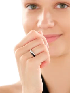 Pierścionek srebrny z cyrkoniami i emalią