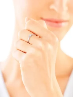 Pierścionek z białego złota z diamentami - 0,07 ct - próba 750