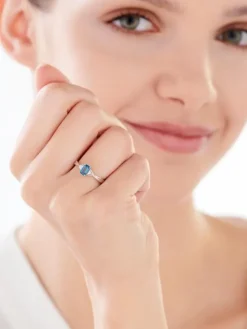 Pierścionek z białego złota z diamentami i topazem London Blue - próba 375