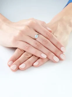 Pierścionek z białego złota z diamentami i topazem Sky Blue - próba 585