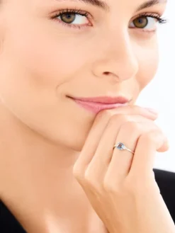 Pierścionek z białego złota z diamentami i topazem London Blue - próba 585