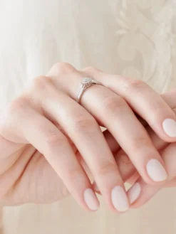 Pierścionek z białego złota z diamentami - 0,12 ct - próba 585