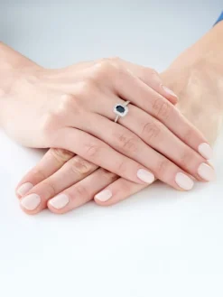 Pierścionek z białego złota z brylantami i szafirem - próba 585