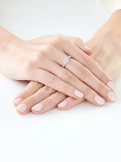 Pierścionek z białego złota z diamentami - 0,15 ct - próba 375