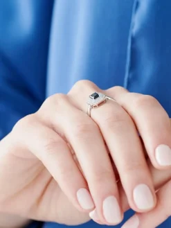 Pierścionek z białego złota z diamentami i szafirem - próba 585