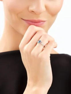 Pierścionek z białego złota z diamentami i topazem London Blue - próba 375