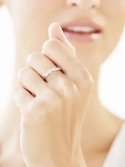 Pierścionek z białego złota z diamentami - 0,04 ct - próba 375