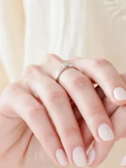 Pierścionek z białego złota z diamentami - 0,04 ct - próba 375