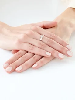 Pierścionek z białego złota z diamentami - 0,04 ct - próba 375