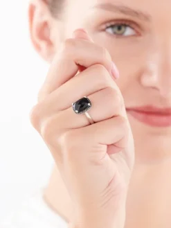 Pierścionek z białego złota z czarnymi brylantami i onyksem - próba 585