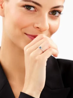 Pierścionek z białego złota z diamentami i topazem London Blue - próba 585