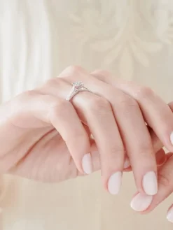 Pierścionek z białego złota z brylantami - 0,19 ct - próba 585