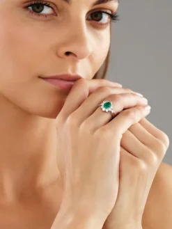 Pierścionek z białego złota z brylantami i szmaragdem - próba 585