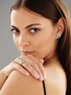 Pierścionek z białego złota z brylantami i szmaragdem - próba 585