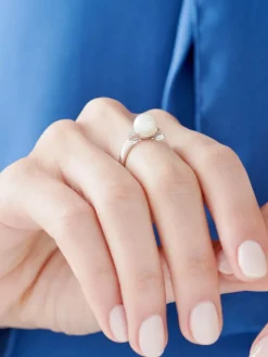 Pierścionek z białego złota z brylantami i perłą - próba 375