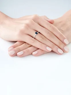 Pierścionek z białego złota z brylantami i szafirem - próba 585