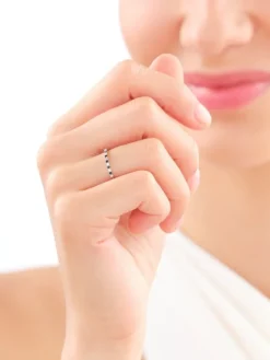 Pierścionek z białego złota z diamentami i szafirami - próba 585