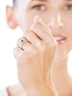 Pierścionek z białego złota z brylantami i szafirem - próba 585