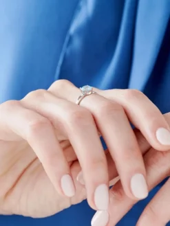 Pierścionek z białego złota z diamentami i topazem Sky Blue - próba 375