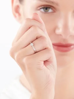 Pierścionek z białego złota z diamentami - 0,09 ct - próba 585